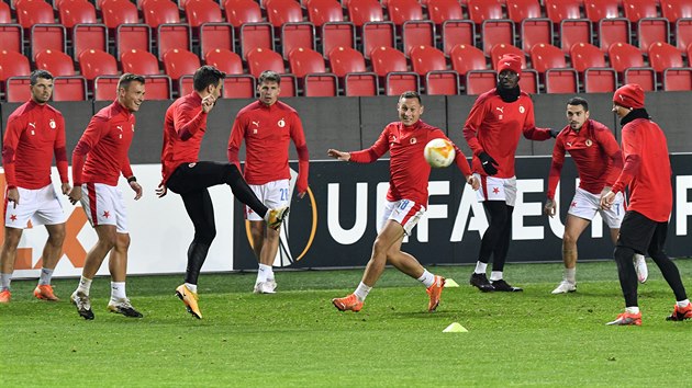 Trnink fotbalist Slavie ped utknm 2. kola zkladn skupiny fotbalov Evropsk ligy proti Bayeru Leverkusen,v Praze.