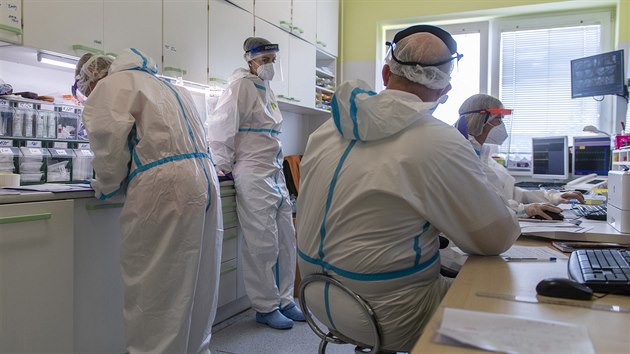 Oddělení v oblastní nemocnici v Náchodě, kde léčí pacienty s nemocí covid-19 (20. října 2020)