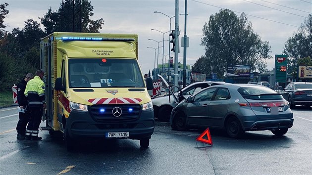 Nehoda dvou osobnch automobil na Praze 8 v ulici steck. (23. jna 2020)