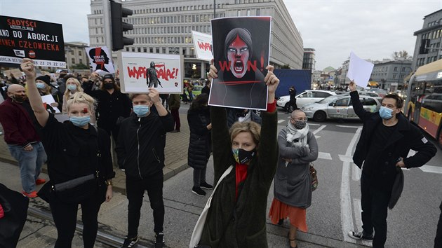 Ji pt den v Polsku pokrauj demonstrace proti novm restrikcm tkajcch se potrat. Lid zablokovali ulice. (26. jna 2020)