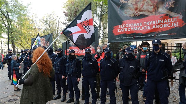 Lid protestuj proti zpsnn pravidel tkajcch se potrat ped budovou stavnho soudu ve Varav. (22. jna 2020)