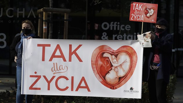 Odpůrci potratů protestují před budovou ústavního soudu ve Varšavě. (22. října 2020)