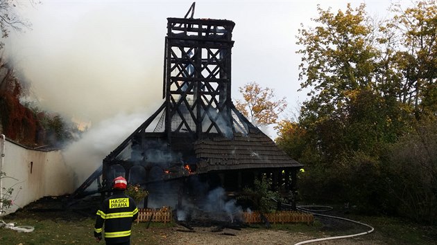 V Kinského zahradách hoří kostel sv. Michala. (28. října 2020)