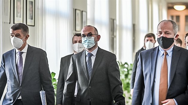 Ministr zdravotnictví Jan Blatný (uprostřed) je premiérem Andrejem Babišem (vlevo) uváděn do úřadu. Vpravo Blatného předchůdce ve funkci ministra Roman Prymula. (29. října 2020)