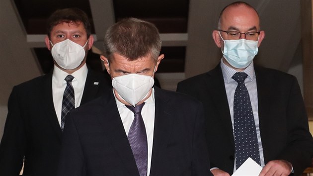 Ministr zdravotnictv Jan Blatn (vpravo) pichz na svou prvn tiskovou konferenci po uveden do adu. Doprovz ho premir Andrej Babi (uprosted). (29. jna 2020)