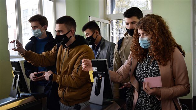 Studenti vstupuj do kampusu dopravn univerzity v Moskv. Mus projt specilnm turniketrm mecm teplotu (5. jna 2020)