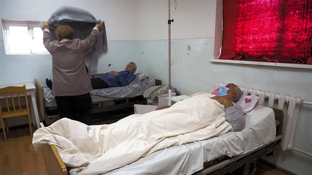 Pacienti s koronavirem leží na klinice infekčních nemocí ve Stěpanakertu v Náhorním Karabachu. (20. října 2020)