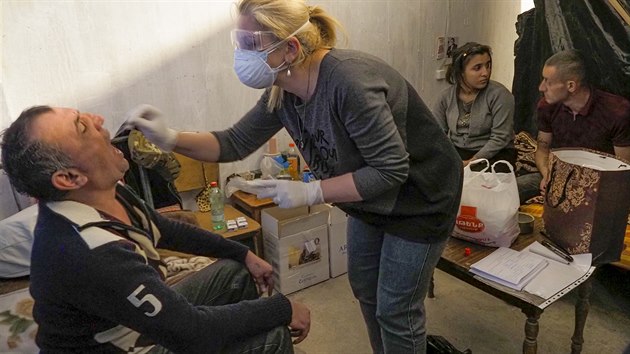 Zdravotnice odebírá vzorek muži v krytu ve Stěpanakertu v Náhorním Karabachu. (20. října 2020)
