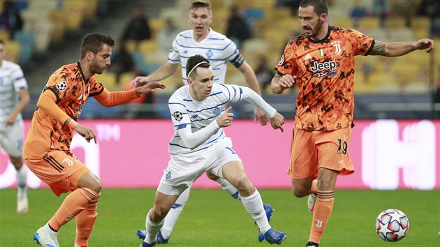 Mykola Šaparenko (Dynamo Kyjev) sprintuje s míčem mezi Rodrigem Betancurem (vlevo) a Leonardem Bonuccim z Juventusu.
