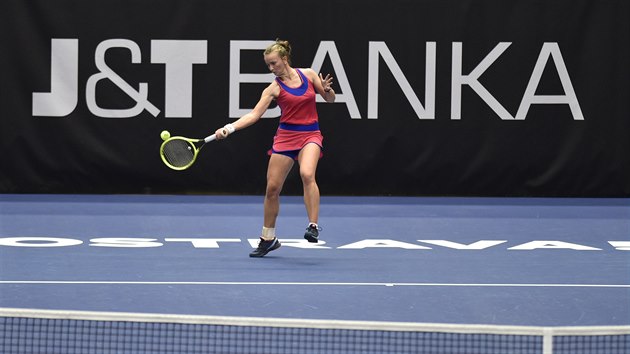 Barbora Krejčíková v utkání proti Viktorii Azarenkové z Běloruska.