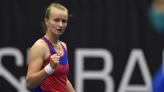Barbora Krejčíková v utkání proti Viktorii Azarenkové z Běloruska.