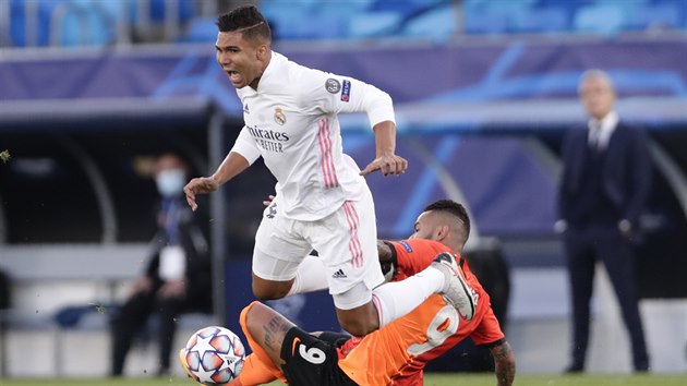 Casemiro z Realu Madrid je podraen Dentinhem ze achtaru.