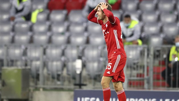 Thomas Müller z Bayernu Mnichov nesouhlasí s obdrženou žlutou kartou.