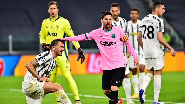 Lionel Messi (Barcelona) hlad Leonarda Bonucciho z Juventusu.
