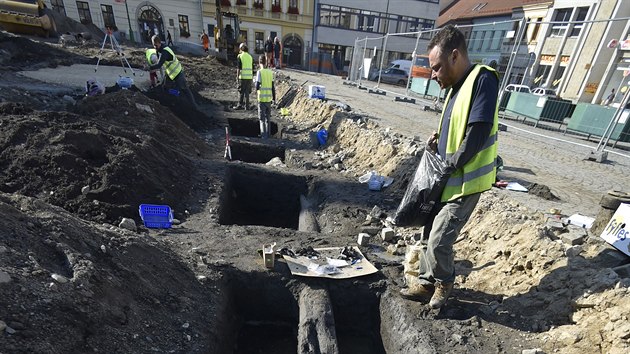 Archeologové zatím odkryli asi 20 metrů vodovodního potrubí, kterým byly pravděpodobně napájeny kašny na náměstí, z nichž pak lidé brali vodu.
