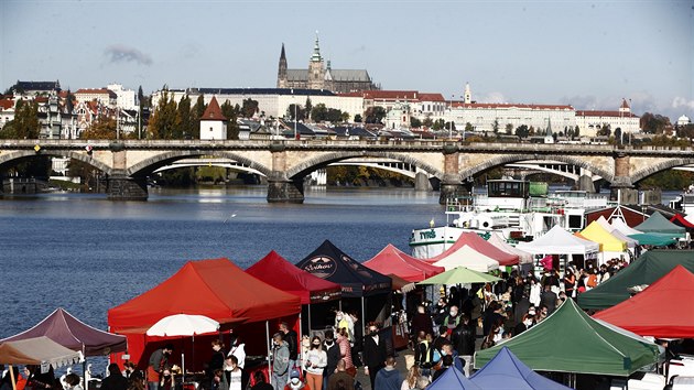 Na farmářských trzích na pražské náplavce se i přes zákaz většího shromažďování sešly stovky lidí. (24. října 2020)