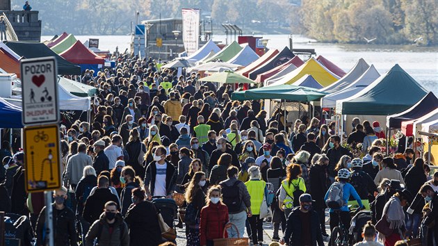 Na farmářských trzích na pražské náplavce se i přes zákaz většího shromažďování sešly stovky lidí. (24. října 2020)