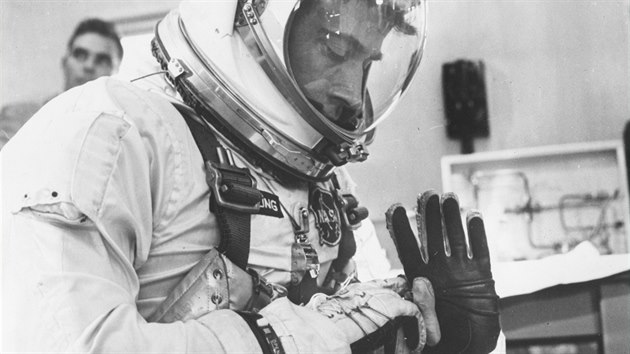 John Young před letem s Gemini 3. Kdesi ve skafandru ukrývá kus opečeného toastu.