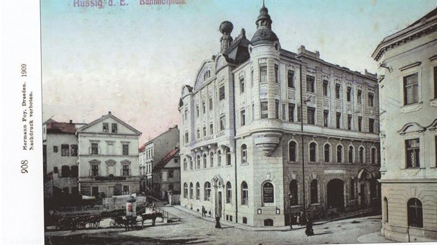 Historická pohlednice zachycující celou secesní budovu. Vyrostla roku 1906 jako pobočka vídeňského bankovního spolku Wiener Bank-Verein.