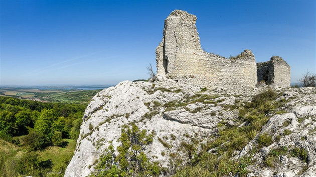 Gotick Sirot hrdek stoj na dvou vpencovch tesech a tvo jednu zdominant Pavlovskch vrch.