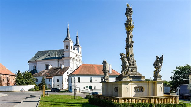 Drnholec se me pochlubit opravenou budovou historick radnice nebo zdobenm marinskm sloupem.