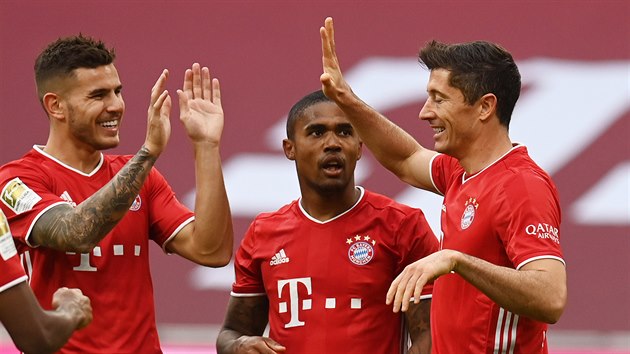 Fotbalist Bayernu Mnichov oslavuj trefu Roberta Lewandowskho (vpravo).