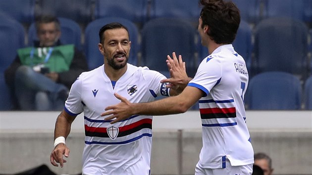 Stefano Quagliarella (vlevo) ze Sampdorie oslavuje svoji trefu.