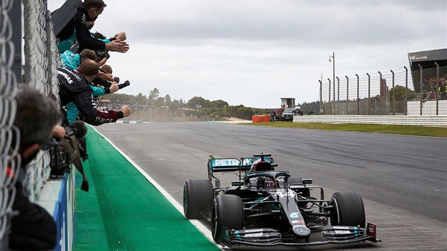 Lewis Hamilton vtz ve Velk cen Portugalska.
