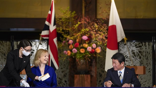 Britsk ministryn obchodu Liz Trussov a japonsk ministr zahrani Toimicu Motegi bhem podpisu pi uzaven mezinrodn obchodn smlouvy mezi Velkou Britni a Japonskem (23. jna 2020)