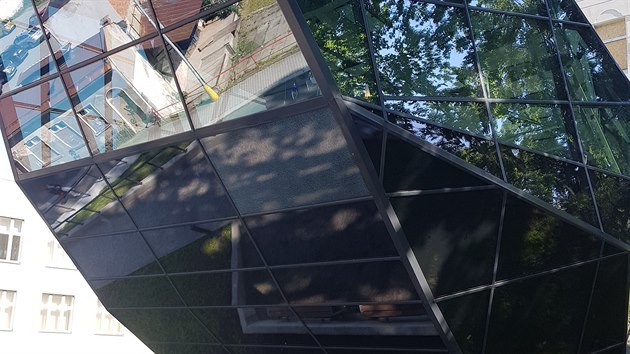 Vandal poničil sklo na nové přístavbě muzea.