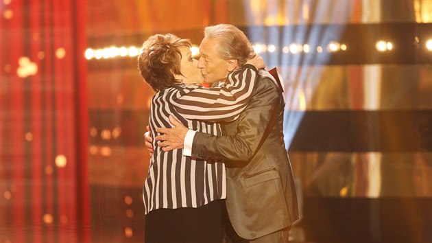 Ji�ina Bohdalov� a Karel Gott p�i slavnostn�m p�ed�v�n� cen T�T� (11. dubna 2015)