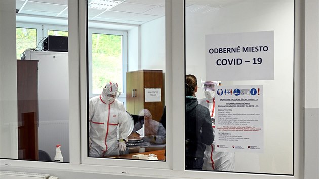 Plošné testování na koronavirus v nákazou nejvíce postižených okresech Slovenska (23. října 2020)