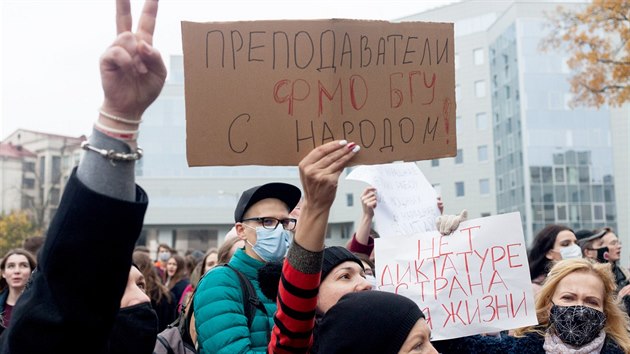 Blorut studenti vyjaduj podporu celosttn stvce, vyhlen bloruskou opozic. (26. jna 2020)