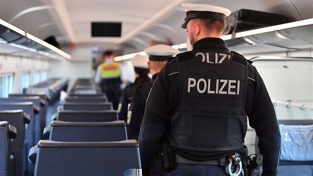 Policisté v Sasku kontrolují ve vlaku dodržování protikoronavirových pravidel. (21. října 2020)