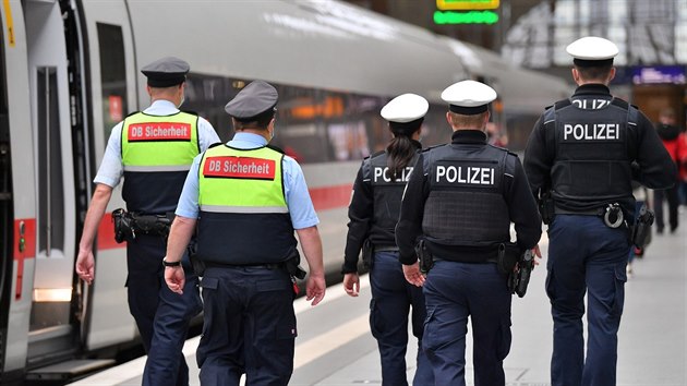 Policisté v Sasku kontrolují na nádraží dodržování protikoronavirových pravidel. (21. října 2020)