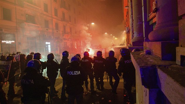 V Neapoli se uskutenily nsiln demonstrace proti koronavirovm restrikcm. Demonstranti se stetli s policisty, hzeli na n kameny a zpaln lahve. (23. jna 2020)