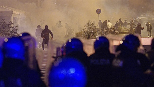 V Neapoli se uskutenily nsiln demonstrace proti koronavirovm restrikcm. Demonstranti se stetli s policisty, hzeli na n kameny a zpaln lahve. (23. jna 2020)