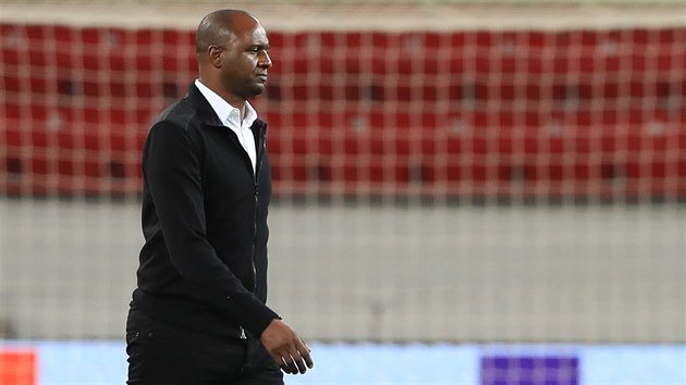 Trenr fotbalist Nice Patrick Vieira po vprasku v Leverkusenu.