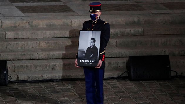 Francouzi na Sorbonně uctili památku zavražděného učitele Samuela Patyho. (21. října 2020)