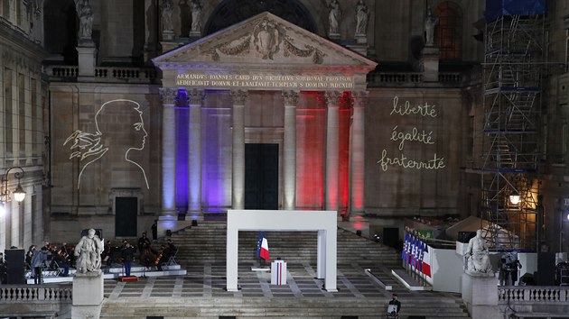 Francouzi vetn prezidenta Emmanuela Macrona na Sorbonn uctili pamtku zavradnho uitele Samuela Patyho. (21. jna 2020)