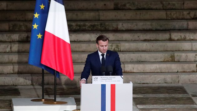 Francouzi vetn prezidenta Emmanuela Macrona na Sorbonn uctili pamtku zavradnho uitele Samuela Patyho. (21. jna 2020)