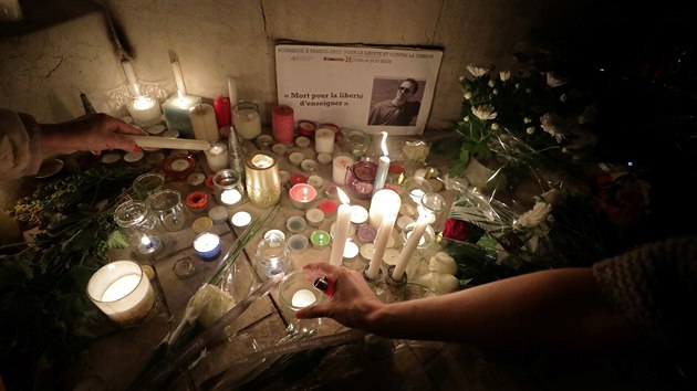 Francouzi uctili památku zavražděného učitele Samuela Patyho. Snímek pochází z Nice. (21. října 2020)