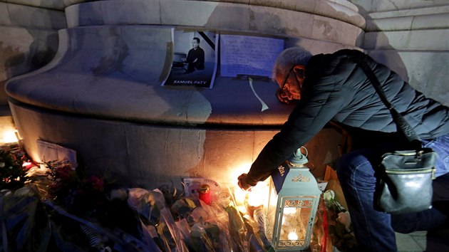 Francouzi uctili památku zavražděného učitele Samuela Patyho. Snímek pochází z Nice. (21. října 2020)