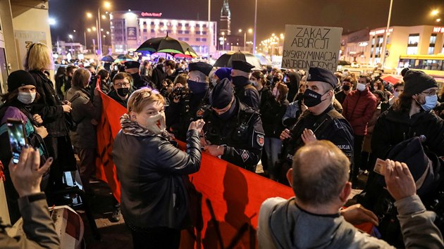 Proti zákazu potratů se demonstrovalo v největších polských městech. (23. října 2020)