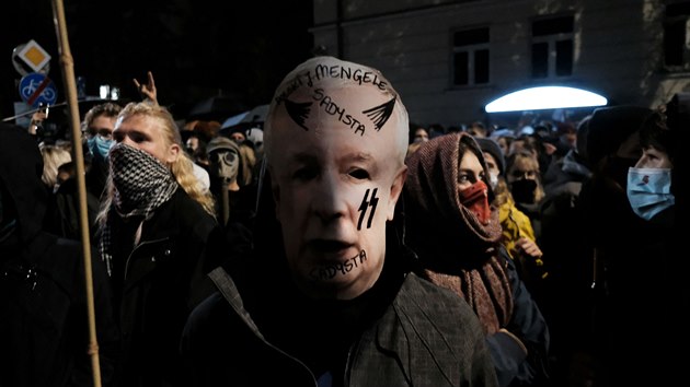 Demonstrant si během protestů proti zákazu potratů oblékl masku předseda strany Právo a spravedlnost Jaroslawa Kaczyńského. (23. října 2020)