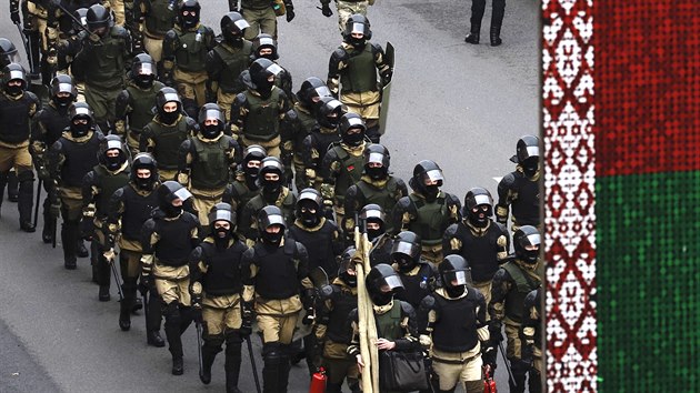 Do protest proti bloruskmu prezidentovi se navzdory ptomnosti velkho potu policist a vojk zapojilo vce ne 100 000 lid. (25. jna 2020)