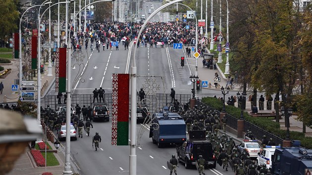 Do protest proti bloruskmu prezidentovi se navzdory ptomnosti velkho potu policist a vojk zapojilo vce ne 100 000 lid. (25. jna 2020)