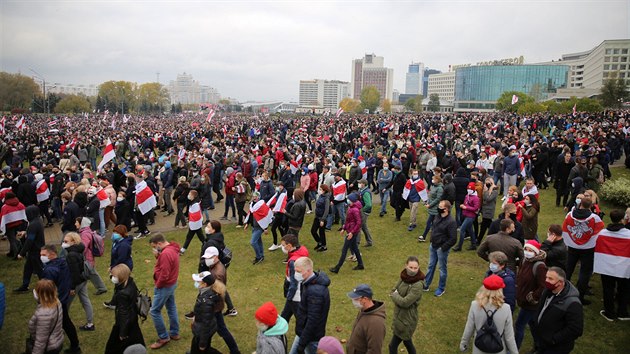 Do protest proti bloruskmu prezidentovi se navzdory ptomnosti velkho potu policist a vojk zapojilo vce ne 100 000 lid. (25. jna 2020)