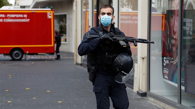 Policie hld okol kostela ve francouzskm Nice, u kterho dolo k toku noem. (29. jna 2020)