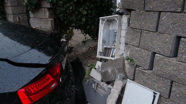 Nkladn auto prorazilo betonov plot a pokodilo auta u domu v Novodvorsk ulici v Praze. (23. jna 2020)